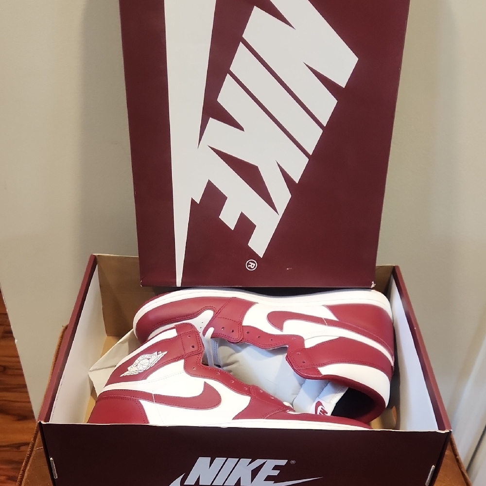 AUTH- NEW‼️ Air JORDAN 1 Retro, Nike Men's Burgundy and White High OG - Picture 6 of 7